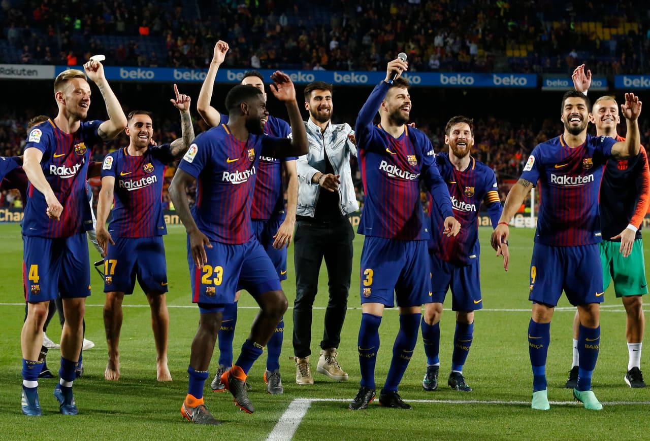 Con pasillo propio y un colorido prendido en la fiesta, Barcelona celebro su título como campeón de la Liga de España con su público en el estacio Camp Nou.