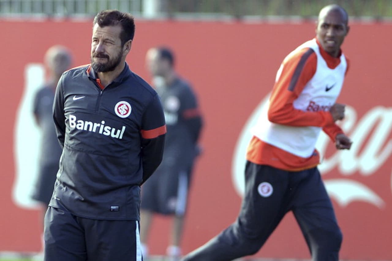 A Dunga lo podrán matar en Brasil. Pero (a diferencia de la gran mayoría de los cracks brasileños), volvió a su Internacional de Porto Alegre en el 2000 para retirarse y agradecer su debut con la escuadra de Beira Río en 1984.