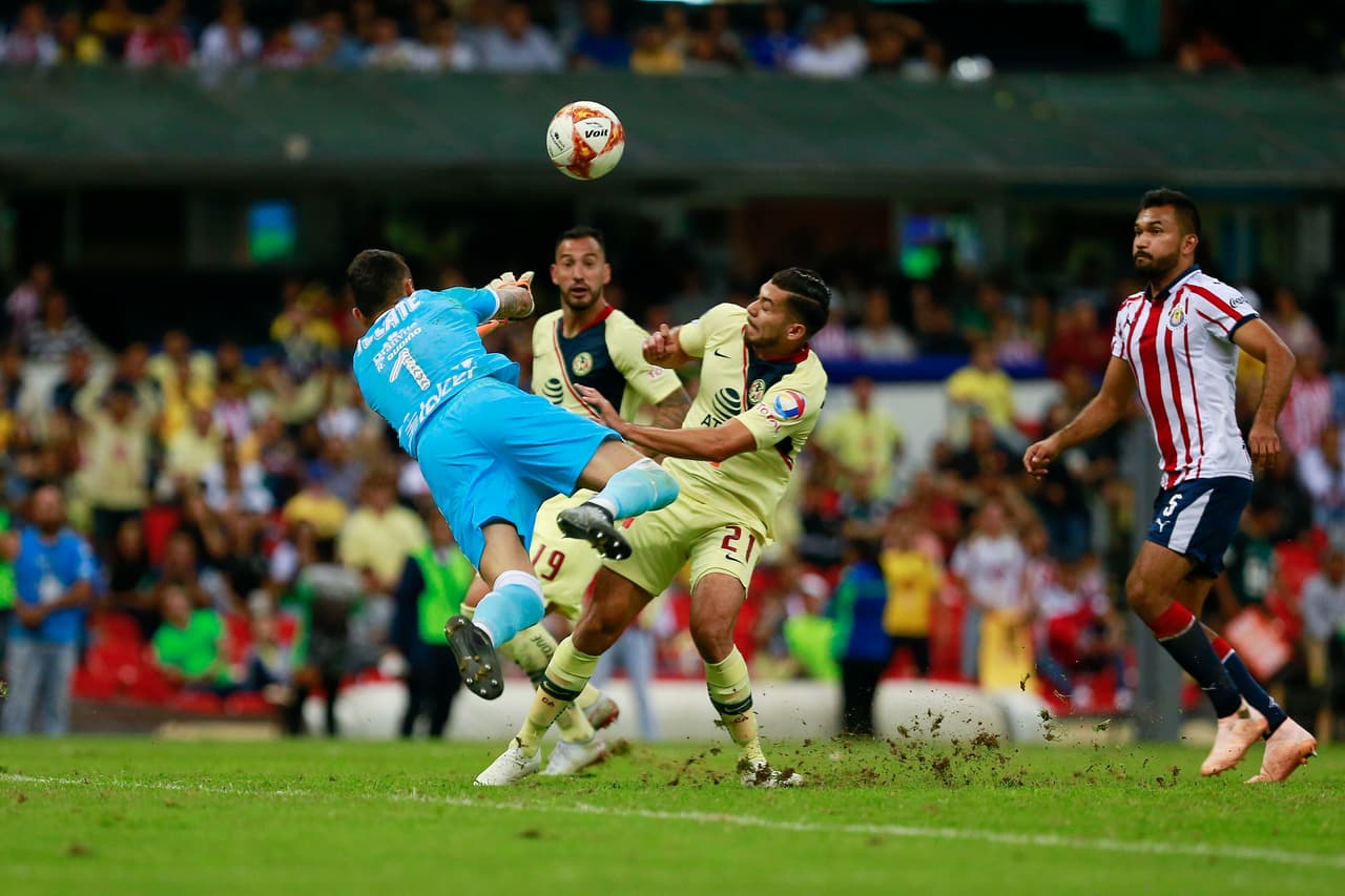 Raúl Gudiño había cometido el penal en el tiempo de adición, que fue la última jugada del Clásico Nacional del Apertura 2018, pero al final enmendó su falla y le dio el resultado a su equipo.