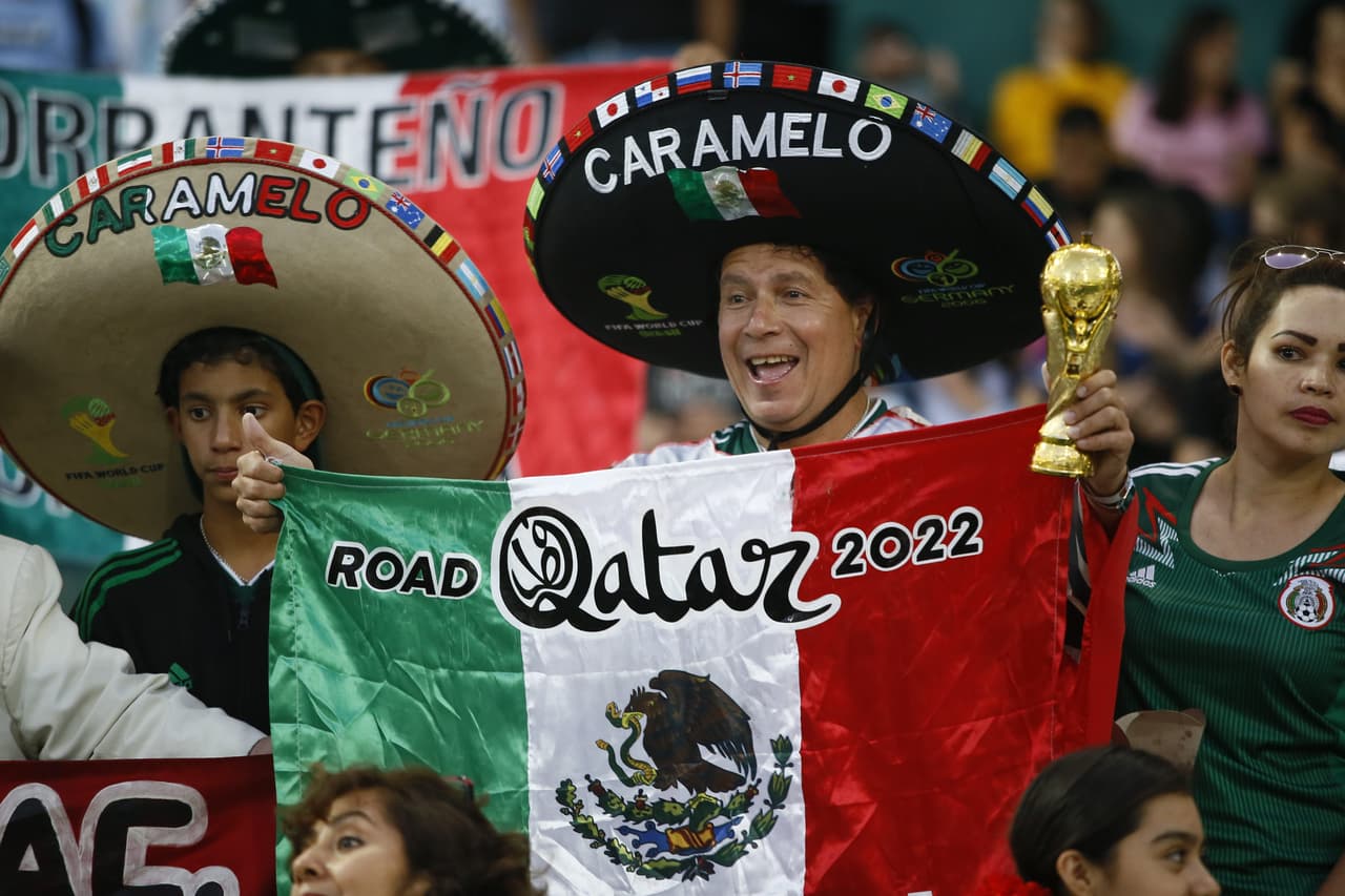 Los fanáticos de Argentina y de México le dieron un color especial con su alegría en el estadio Mario Alberto Kempes y sus alrededores en Córdoba a una jornada de fútbol de amistoso internacional.