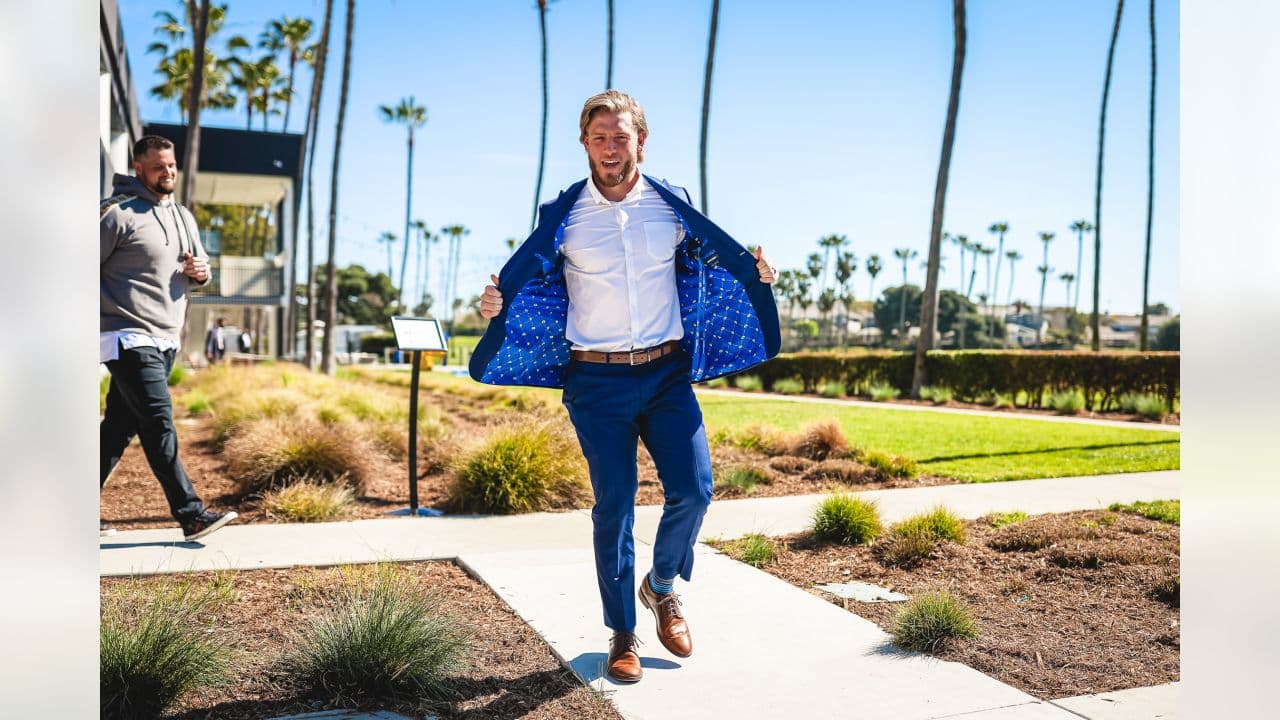 De traje, casual, formal, jeans, trajes, zapatos, tenis, gorras y con mucho glamour, los jugadores tanto de los Cincinnati Bengals y Los Angeles Rams hacen su primera aparición previa al Super Bowl LVI con estos diversos looks.