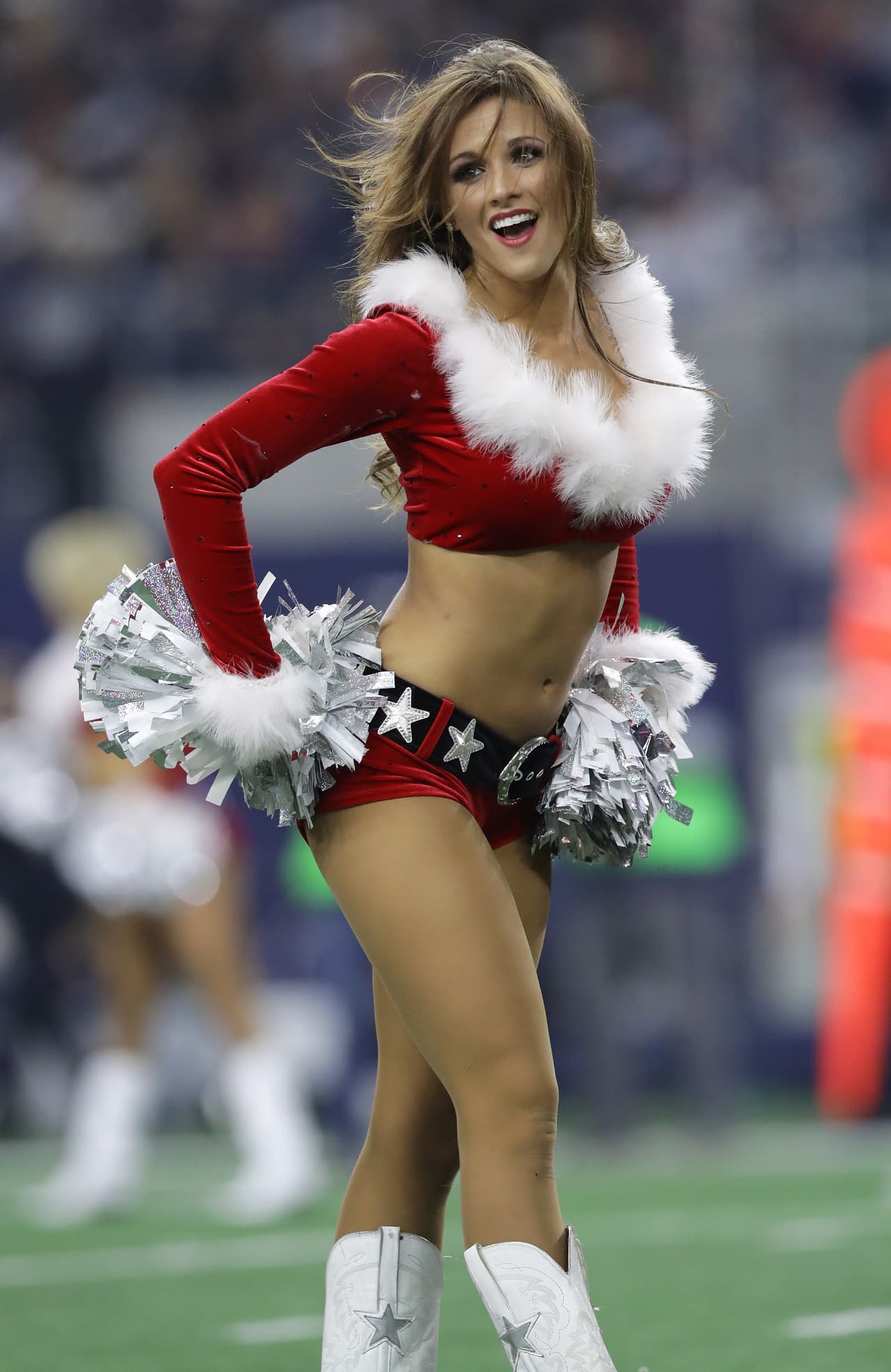 El colorido del fútbol americano en la NFL tuvo la belleza de las porristas como un punto de referencia, en medio de festividad navideña. Los fanáticos también le pusieron su toque particular a la fiesta.