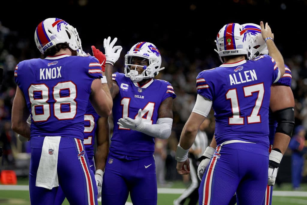 Los Chicago Bears le roben el primer triunfo a Detroit en los últimos segundos 16-14, Las Vegas Raiders sufren mucho en Dallas, pero vencen 36-33 en el overtime y Buffalo aplastó a New Orleans 31-6 en el Superdome.