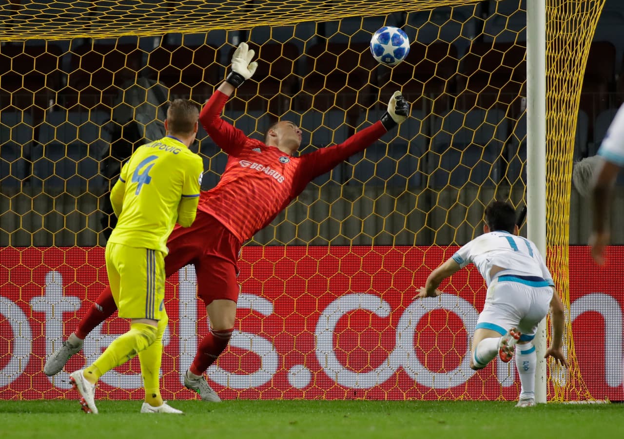 Hirving Lozano empezó a mostrar su ambición por debutar con gol, uno que lo pusiera en la historia del torneo.