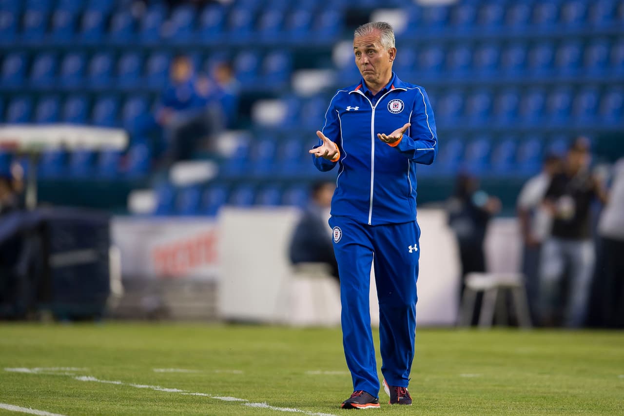 Sergio Bueno llegó en busca de un cambio para Cruz Azul pero su paso, entre junio y septiembre de 2015, tuvo más pena que gloria durante los diez partidos que condujo al equipo: seis derrotas, un empate y tres victorias.