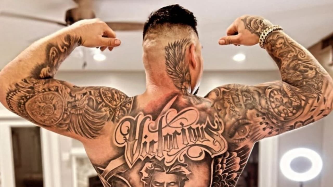 Andy Ruiz presume colosal tatuaje de la espalda hasta el trasero