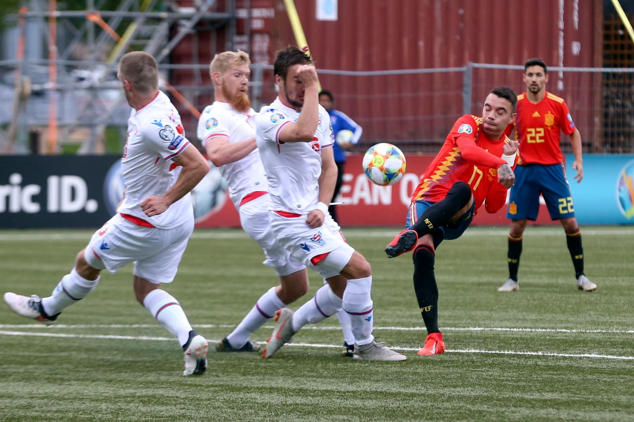 De media distancia Iago Aspas (derecha) intentó ampliar el marcador para España aún en el primer tiempo.