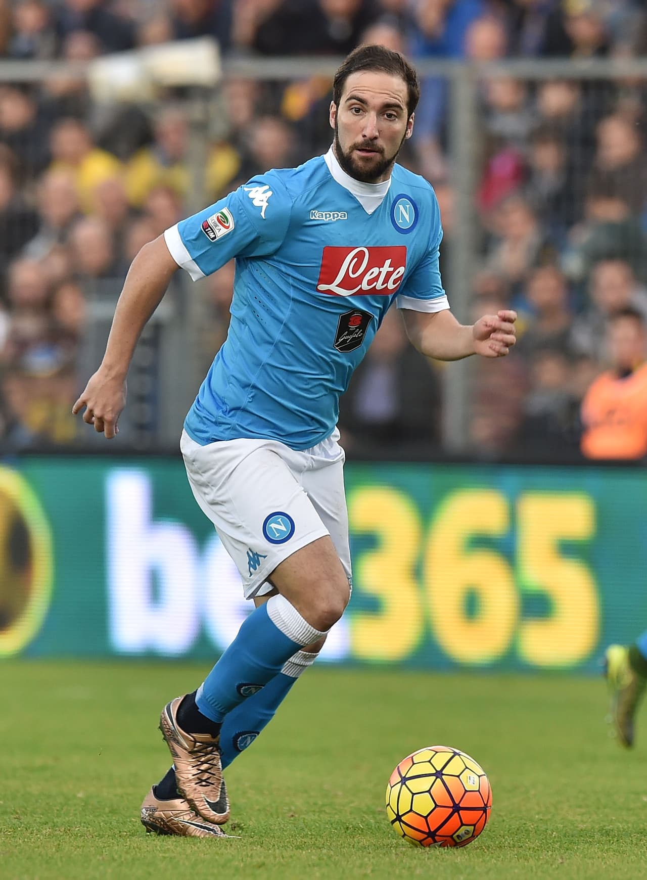El delantero argentino Gonzalo Higuaín pasó del Napoli (ITA) al Juventus (ITA) por 90.000.000 de euros.