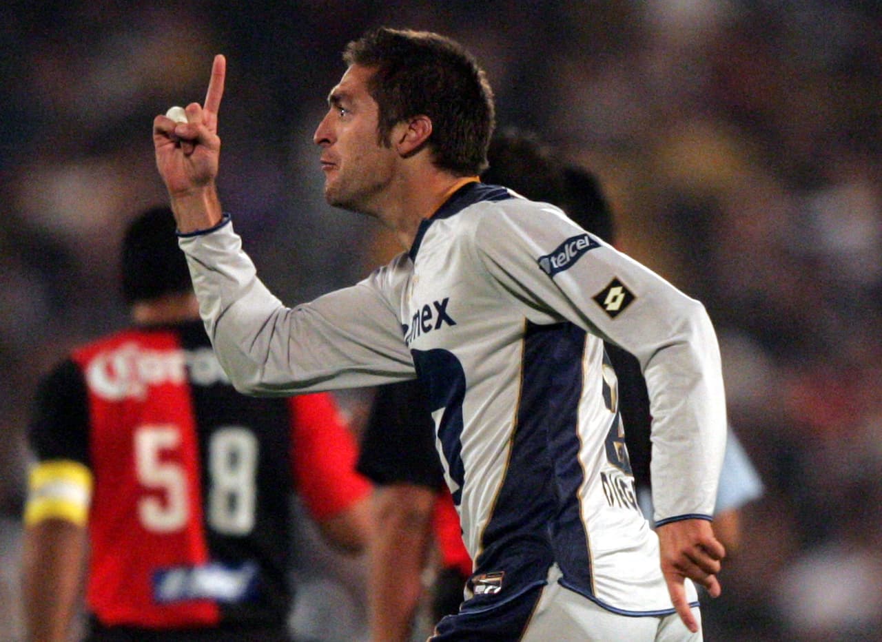 En 2004, Diego Alonso llegó al campeón Pumas de Hugo Sánchez en la Liga MX para sustituir a Bruno Marioni.