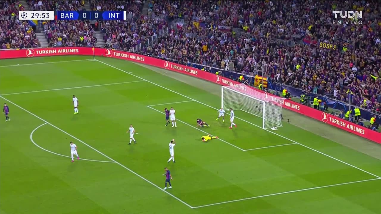 ¡TIRO ATAJADO! disparo por Sergi Roberto.