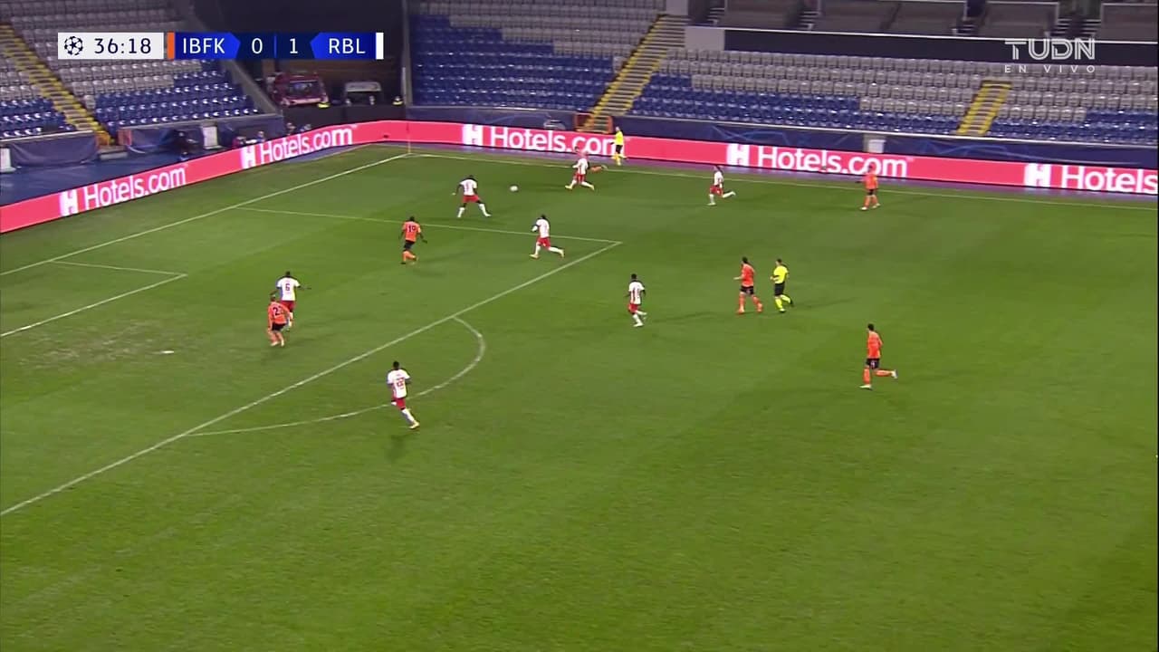 ¡TIRO ATAJADO! disparo por Demba Ba.