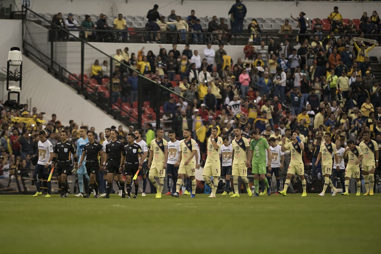 El Estadio Azteca lucía casi lleno y las Águilas y los Pumas estaban listos para disputar el juego de vuelta de las semifinales.