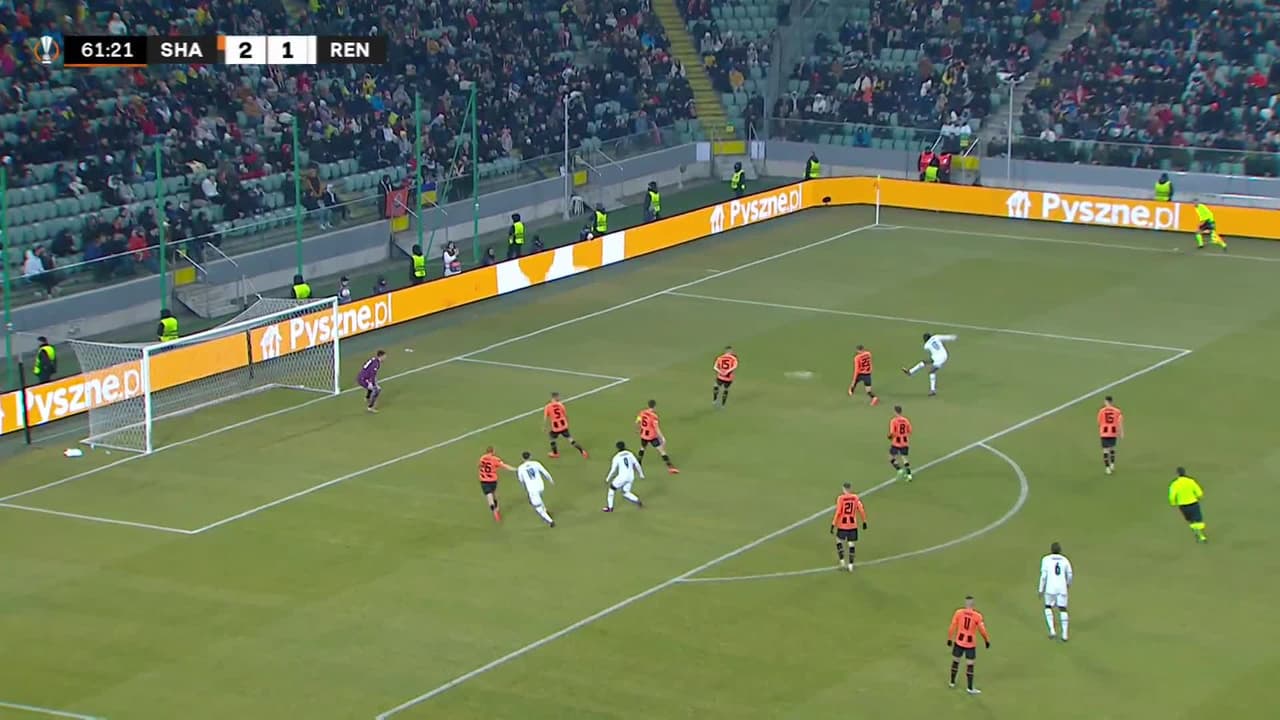 ¡TIRO ATAJADO! disparo por Karl Toko Ekambi.