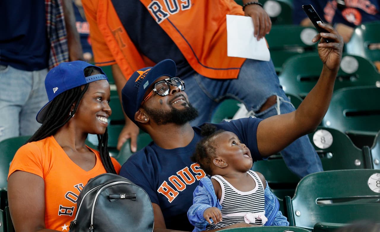 La alegría y emoción se tomó a los todos los hinchas de Houston Astros campeón de la Serie Mundial, entre los más jóvenes y algunas bellas mujeres, en una celebración gigante.