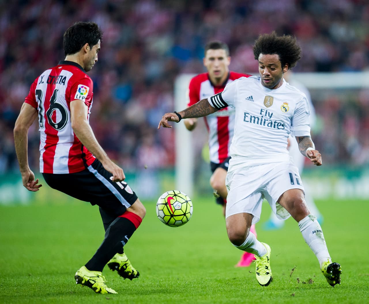 Entonces los blancos se fueron al frente principalmente por las bandas con Carvajal y Marcelo, quien portó el gafete de capitán por la baja de Ramos.