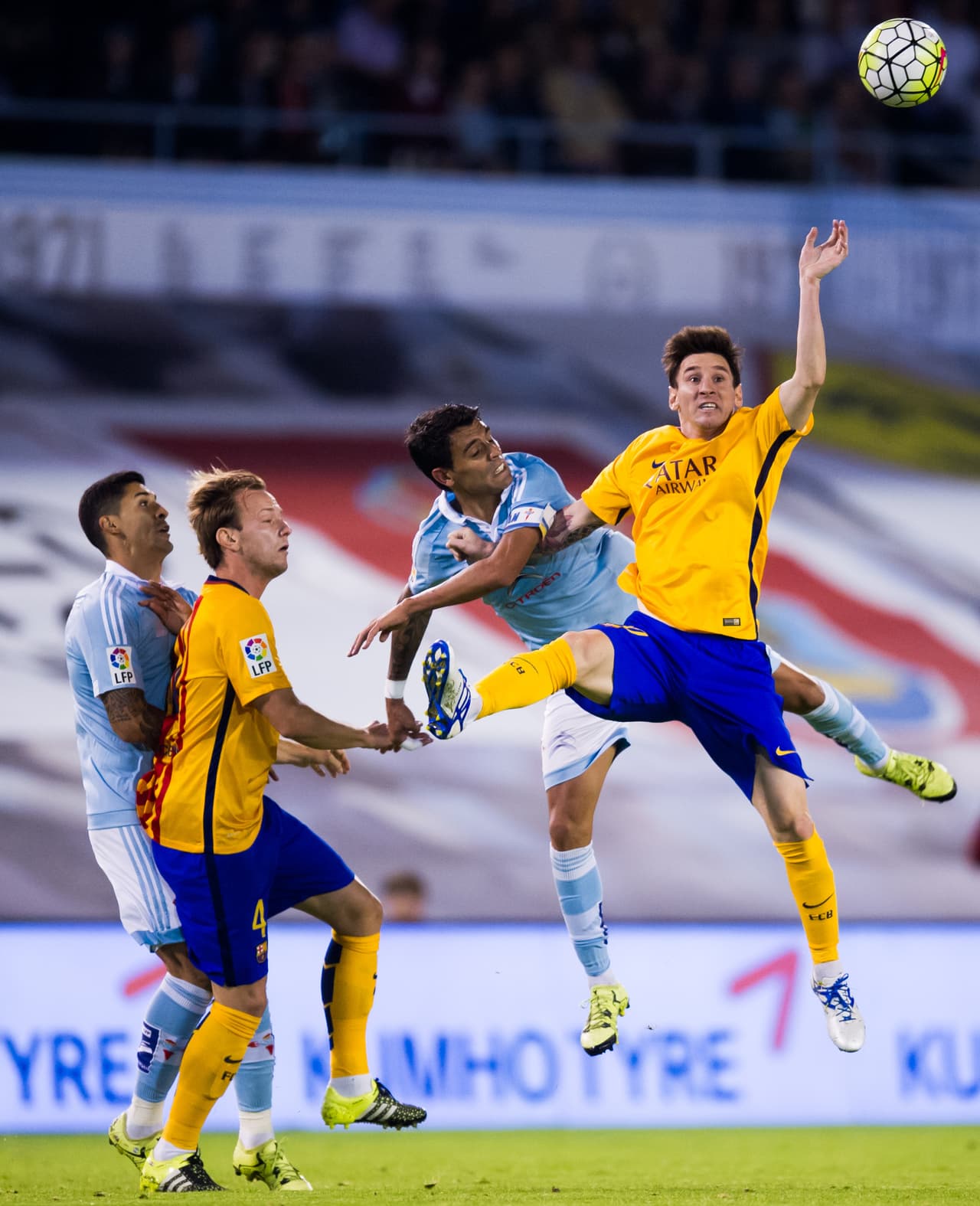 Leo Messi sufrió con la dura marca de los locales y poco pudo hacer para crear ocasiones al frente.