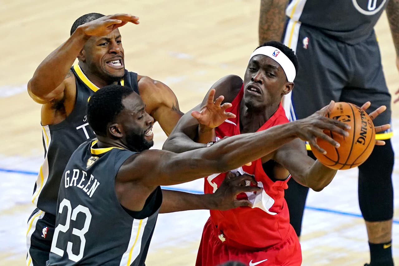 El camerunés Pascal Siakam (derecha) sintió la presión de Golden State en un cuarto atípico para los Raptors frente a lo que han sido hasta el momento las Finales.