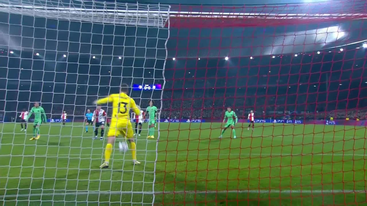 ¡TIRO ATAJADO! disparo por Yankuba Minteh.