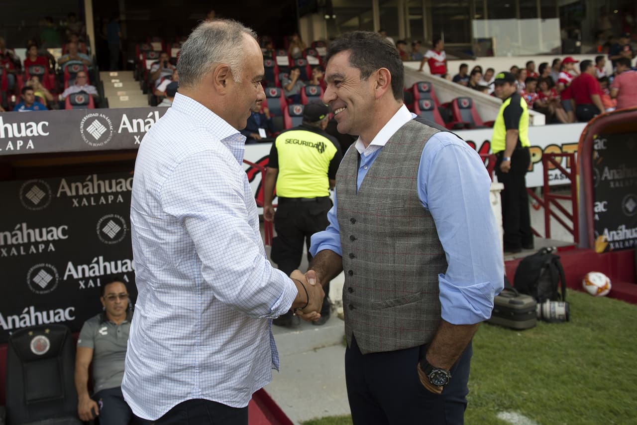 Saludo de los entrenadores antes del partido, Guillermo Vásquez de Veracruz (izquierda) y David Patiño de Pumas (derecha).