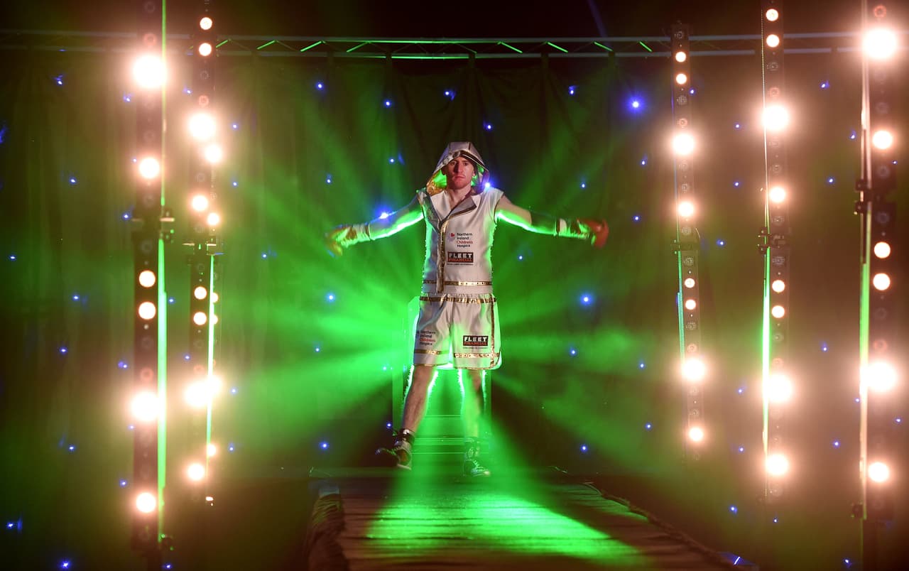 Barnes debutó ante su público, a sus 29 años, en el Titanic Exhibition Centre en Belfast, en Irlanda del Norte.