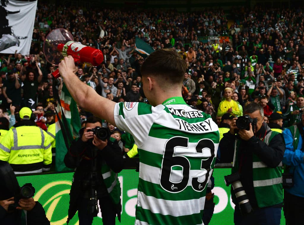 Con un triunfo de 2-1 ante Hearts, Celtic FC se coronó por octava ocasión seguida en la Scottish Premiership y festejó con su público en Celtic Park ante un estadio repleto pero con un cuadro plagado de jugadores suplentes. ¿La razón? El sábado entrante en Hampden Park disputará ante, precisamente, el Hearts la Final de la Copa Escocesa, aunque los de Edimburgh también jugaron con suplentes para el partido del fin de semana. Así festejaron los verdiblancos su campeonato 50 en el fútbol escocés.