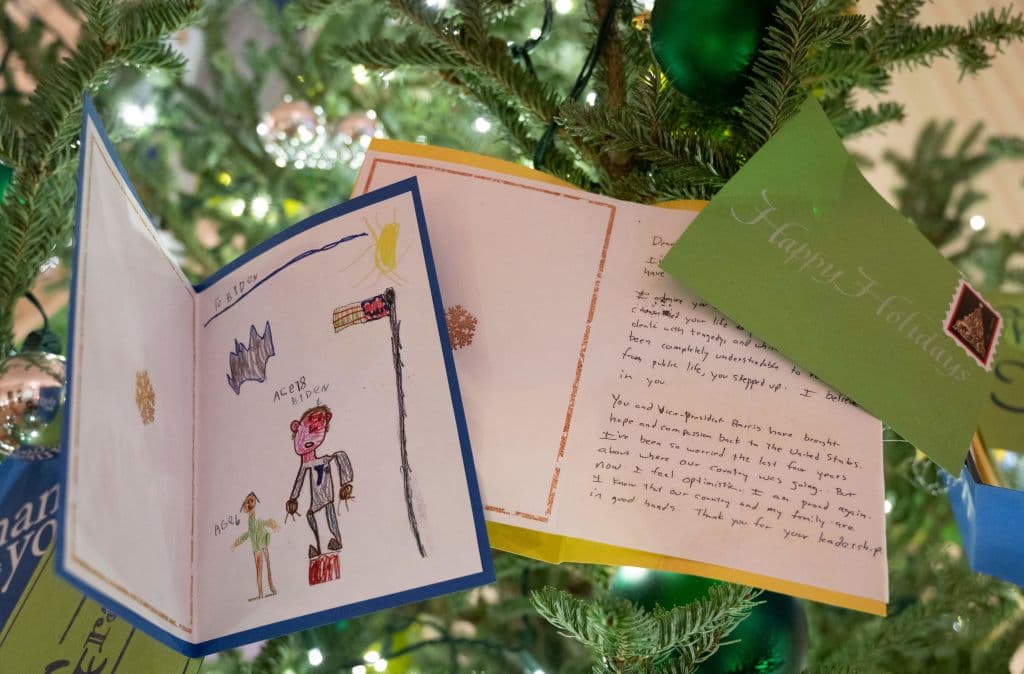 Cartas dirigidas al Presidente Joe Biden decoran los árboles de Navidad.