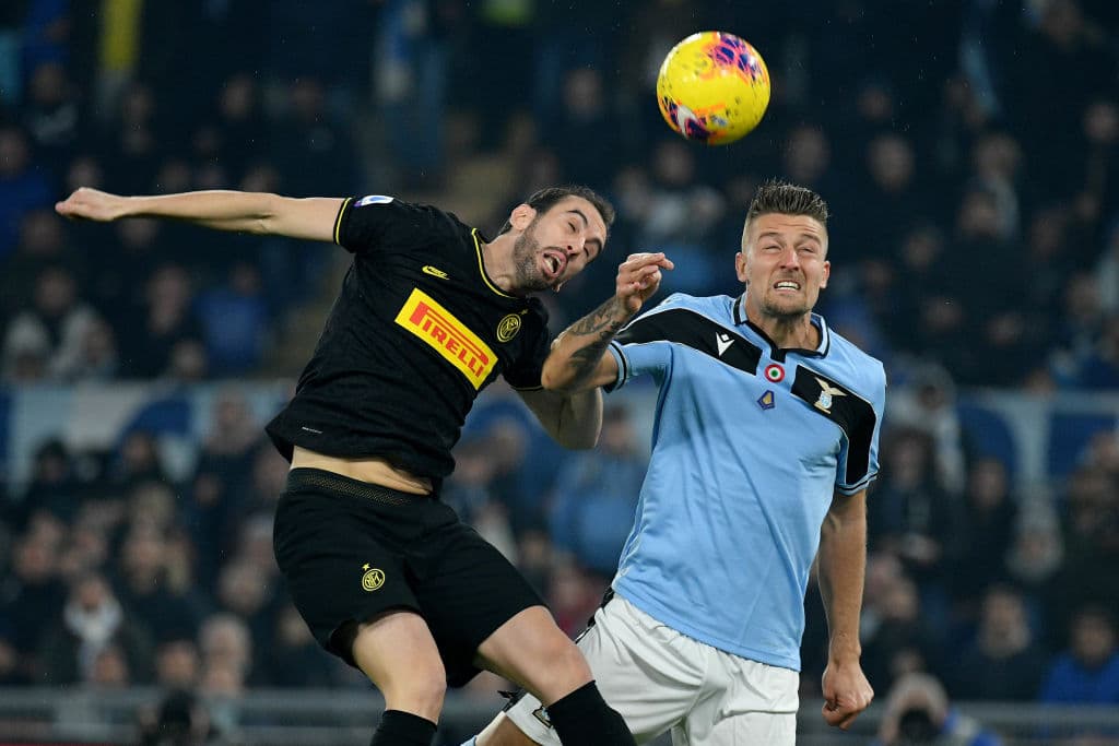 Diego Godín gana una de tantas pelotas con las que se quedaría durante el partido.