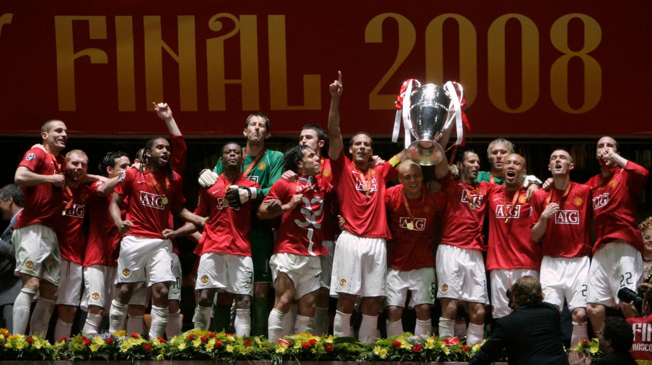 9. Manchester United campeón de la edición 2007/2008, un título dedicado a Sir Bobby Charlton.