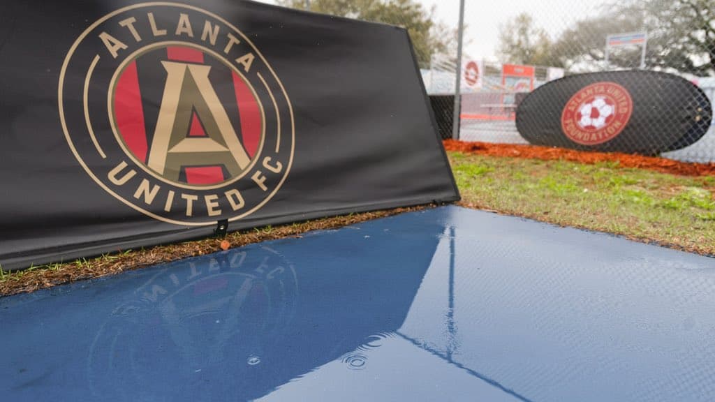 El objetivo de Atlanta United Foundation es construir 100 mini-canchas de fútbol en el estadio de Georgia antes del Mundial 2026.
<br>