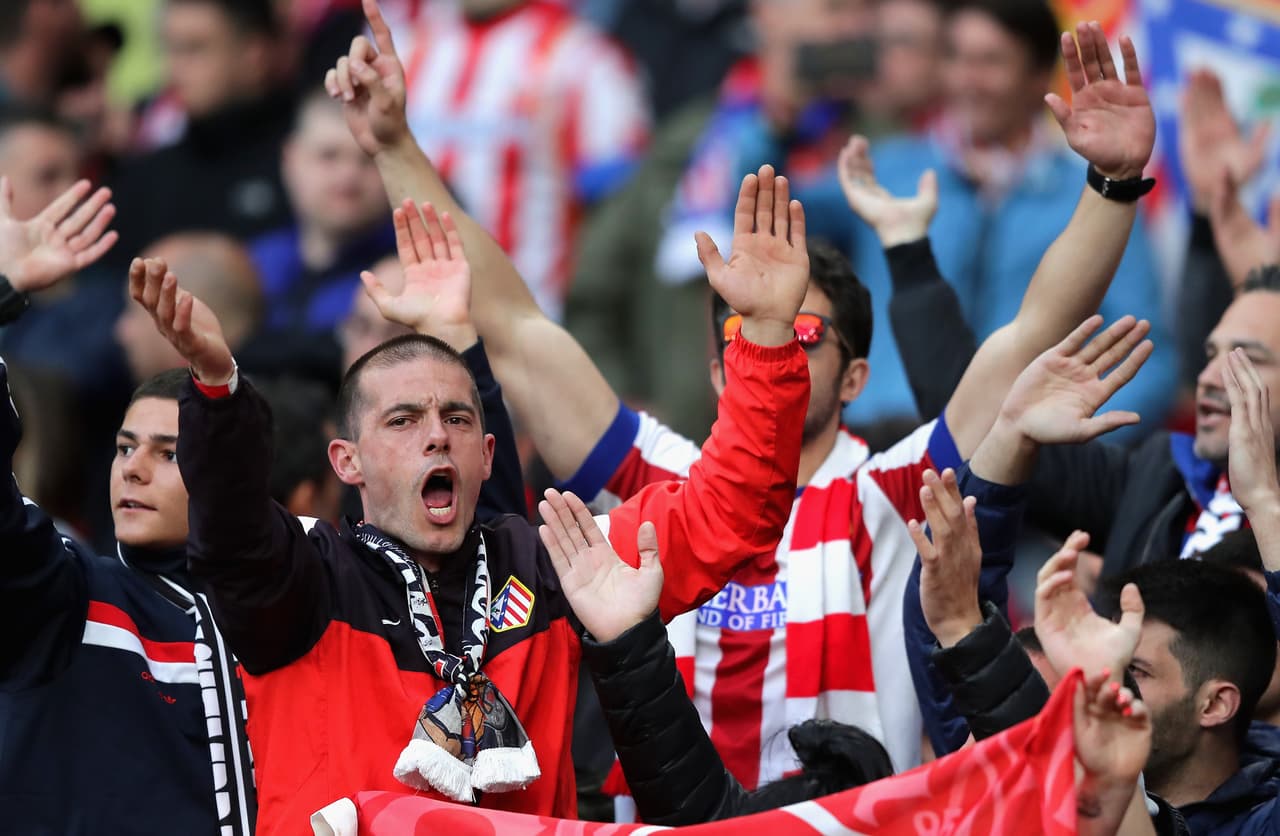 Los fanáticos de Arsenal y Atlético de Madrid vivieron con intensidad y alegría en medio del partido de ida de la semifinal de Europa League en Londres.