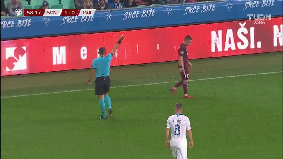 Tarjeta amarilla. El árbitro amonesta a Roberts Savalnieks de Latvia