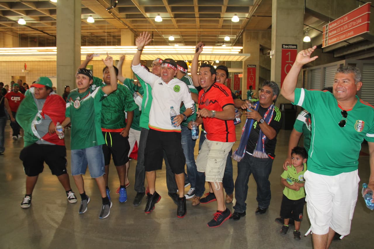 Dentro del estadio, los ánimos están por los cielos. Los fans mexicanos gritan a todo pulmón por su selección, pero también socializan y bromean con la afición guatemalteca en un ambiente de fiesta y camaradería.