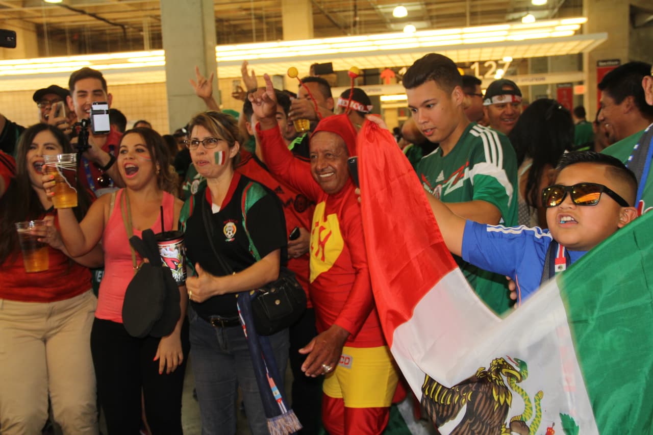 Dentro del estadio, los ánimos están por los cielos. Los fans mexicanos gritan a todo pulmón por su selección, pero también socializan y bromean con la afición guatemalteca en un ambiente de fiesta y camaradería.