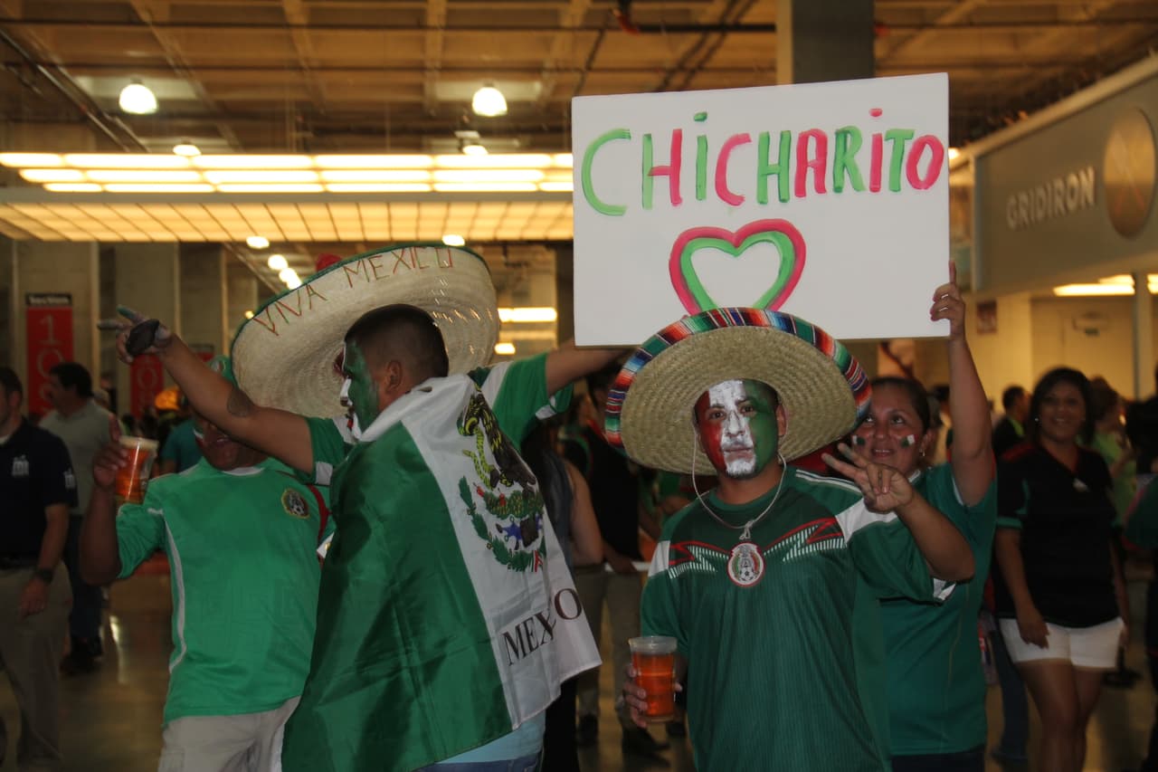 Dentro del estadio, los ánimos están por los cielos. Los fans mexicanos gritan a todo pulmón por su selección, pero también socializan y bromean con la afición guatemalteca en un ambiente de fiesta y camaradería.