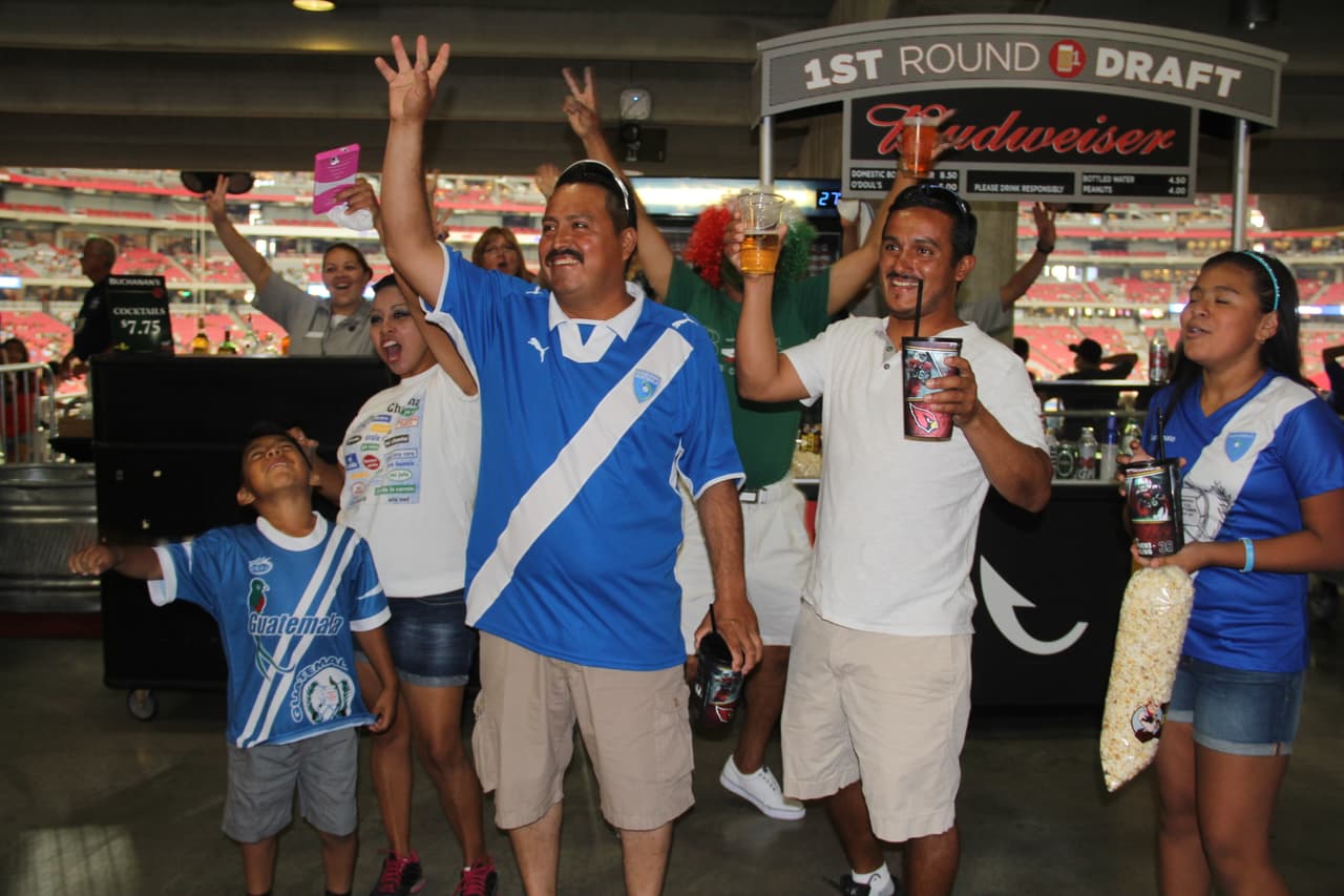 Dentro del estadio, los ánimos están por los cielos. Los fans mexicanos gritan a todo pulmón por su selección, pero también socializan y bromean con la afición guatemalteca en un ambiente de fiesta y camaradería.