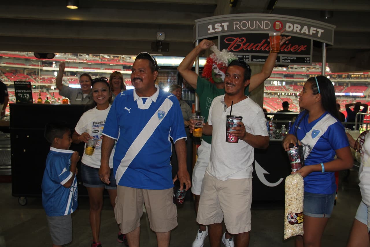 Dentro del estadio, los ánimos están por los cielos. Los fans mexicanos gritan a todo pulmón por su selección, pero también socializan y bromean con la afición guatemalteca en un ambiente de fiesta y camaradería.