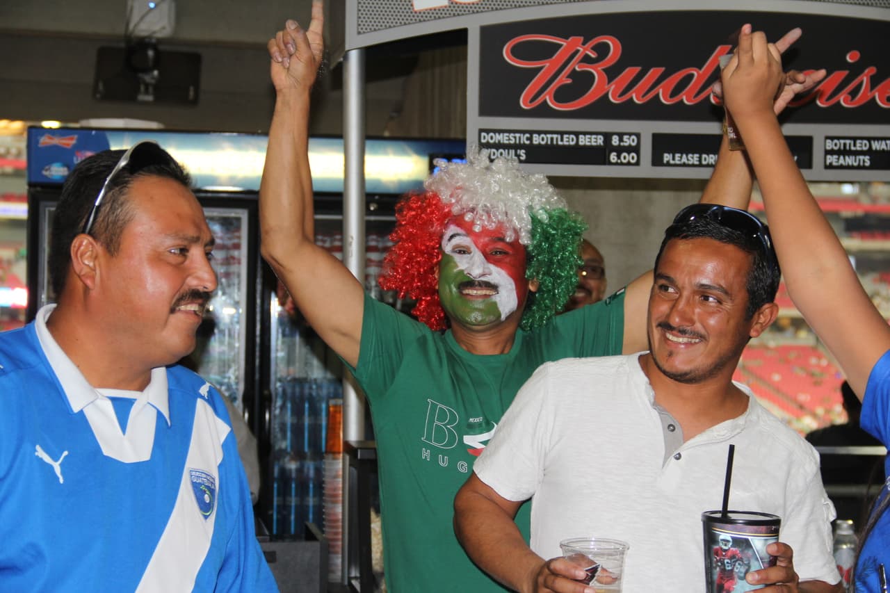 Dentro del estadio, los ánimos están por los cielos. Los fans mexicanos gritan a todo pulmón por su selección, pero también socializan y bromean con la afición guatemalteca en un ambiente de fiesta y camaradería.
