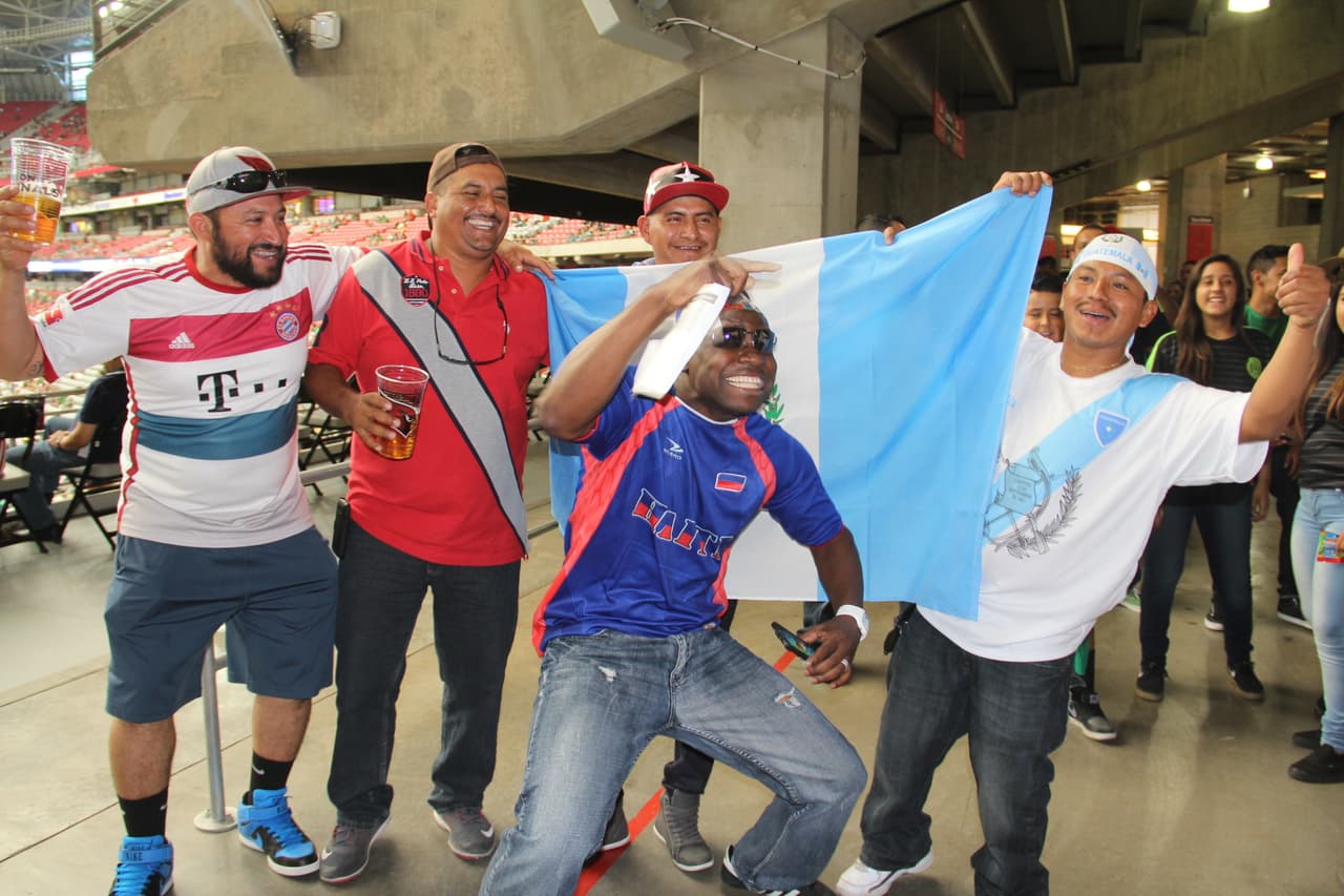 Dentro del estadio, los ánimos están por los cielos. Los fans mexicanos gritan a todo pulmón por su selección, pero también socializan y bromean con la afición guatemalteca en un ambiente de fiesta y camaradería.