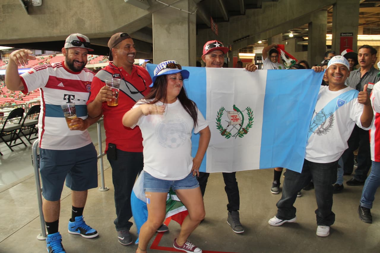 Dentro del estadio, los ánimos están por los cielos. Los fans mexicanos gritan a todo pulmón por su selección, pero también socializan y bromean con la afición guatemalteca en un ambiente de fiesta y camaradería.