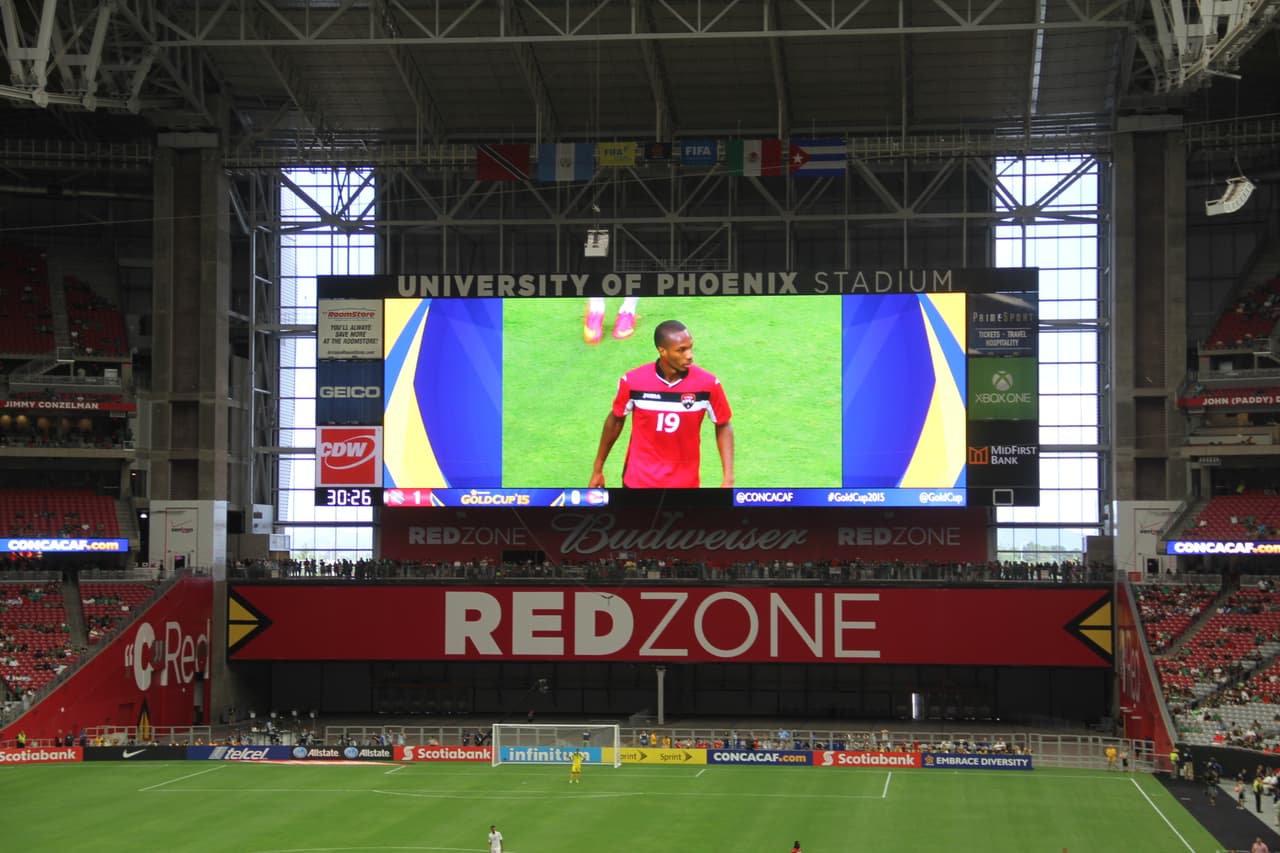 Dentro del estadio, los ánimos están por los cielos. Los fans mexicanos gritan a todo pulmón por su selección, pero también socializan y bromean con la afición guatemalteca en un ambiente de fiesta y camaradería.