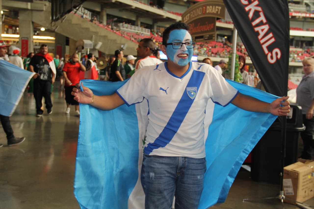 Dentro del estadio, los ánimos están por los cielos. Los fans mexicanos gritan a todo pulmón por su selección, pero también socializan y bromean con la afición guatemalteca en un ambiente de fiesta y camaradería.