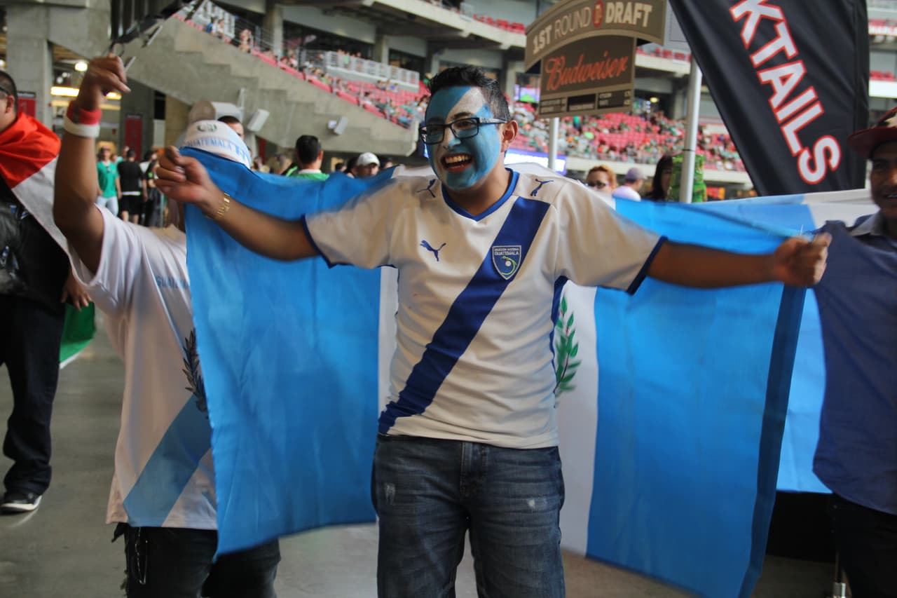 Dentro del estadio, los ánimos están por los cielos. Los fans mexicanos gritan a todo pulmón por su selección, pero también socializan y bromean con la afición guatemalteca en un ambiente de fiesta y camaradería.