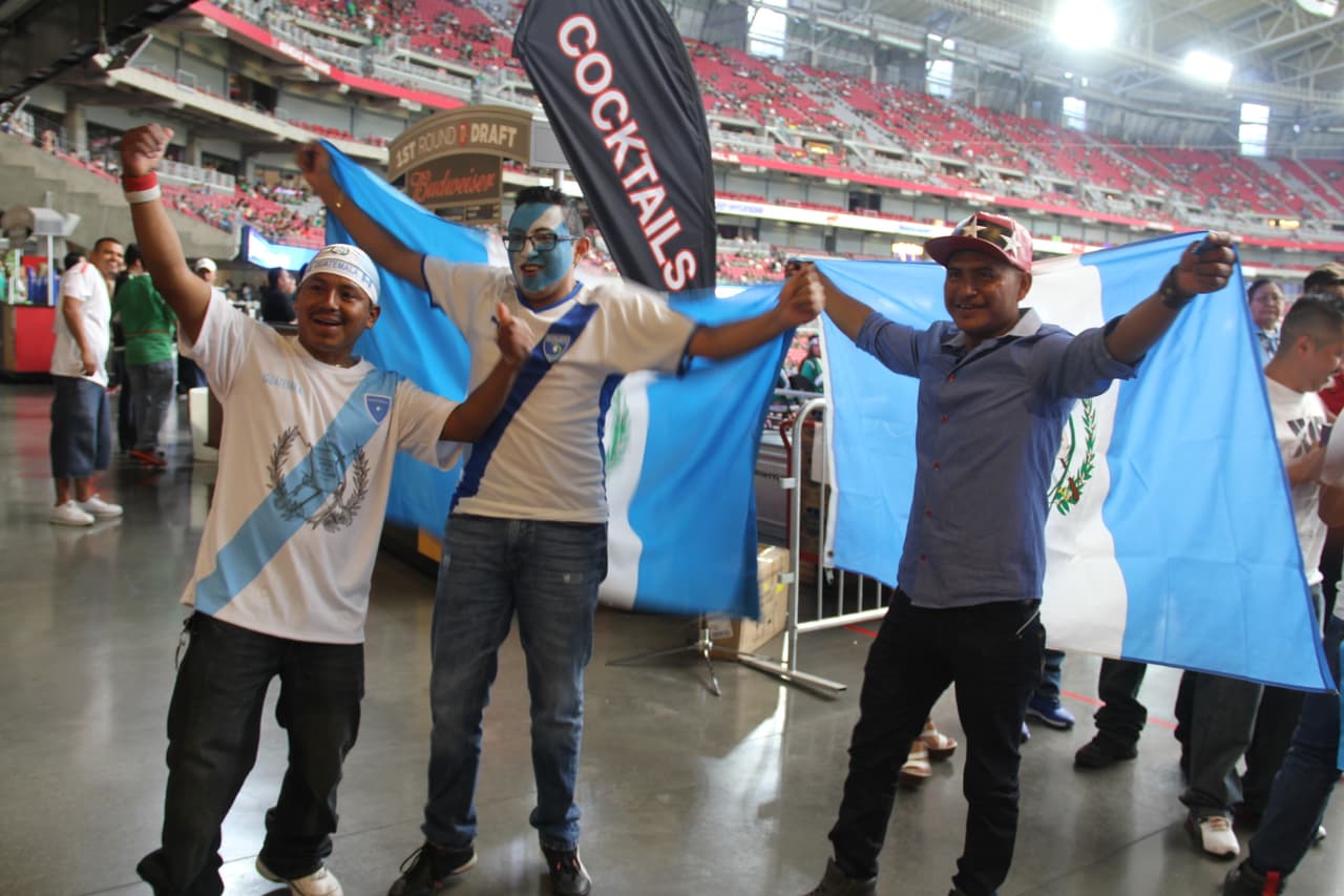 Dentro del estadio, los ánimos están por los cielos. Los fans mexicanos gritan a todo pulmón por su selección, pero también socializan y bromean con la afición guatemalteca en un ambiente de fiesta y camaradería.