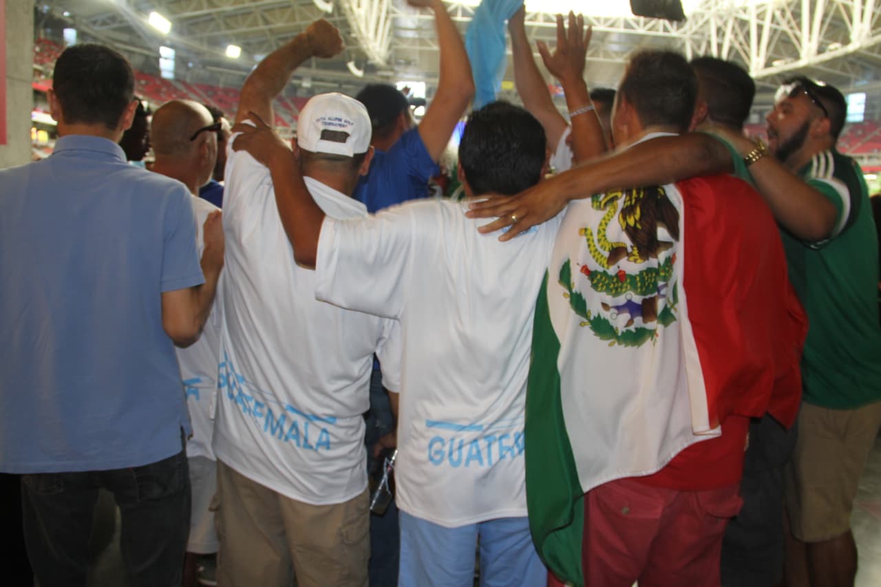 Dentro del estadio, los ánimos están por los cielos. Los fans mexicanos gritan a todo pulmón por su selección, pero también socializan y bromean con la afición guatemalteca en un ambiente de fiesta y camaradería.