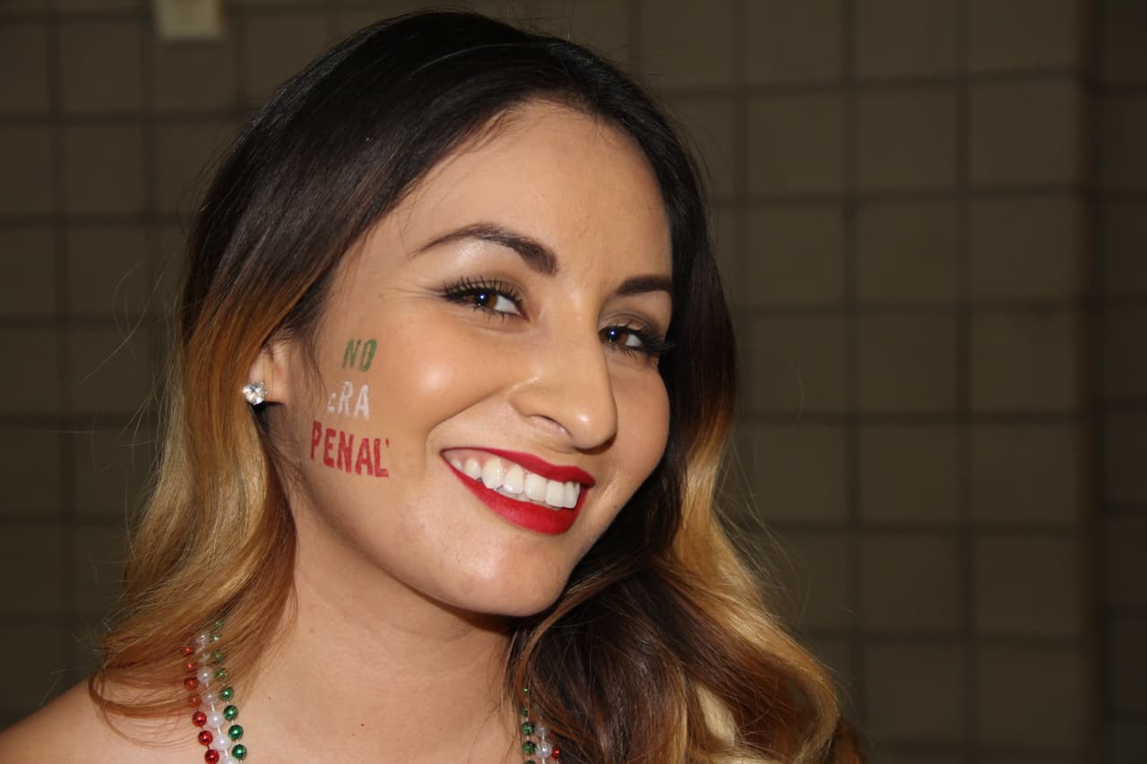 Dentro del estadio, los ánimos están por los cielos. Los fans mexicanos gritan a todo pulmón por su selección, pero también socializan y bromean con la afición guatemalteca en un ambiente de fiesta y camaradería.