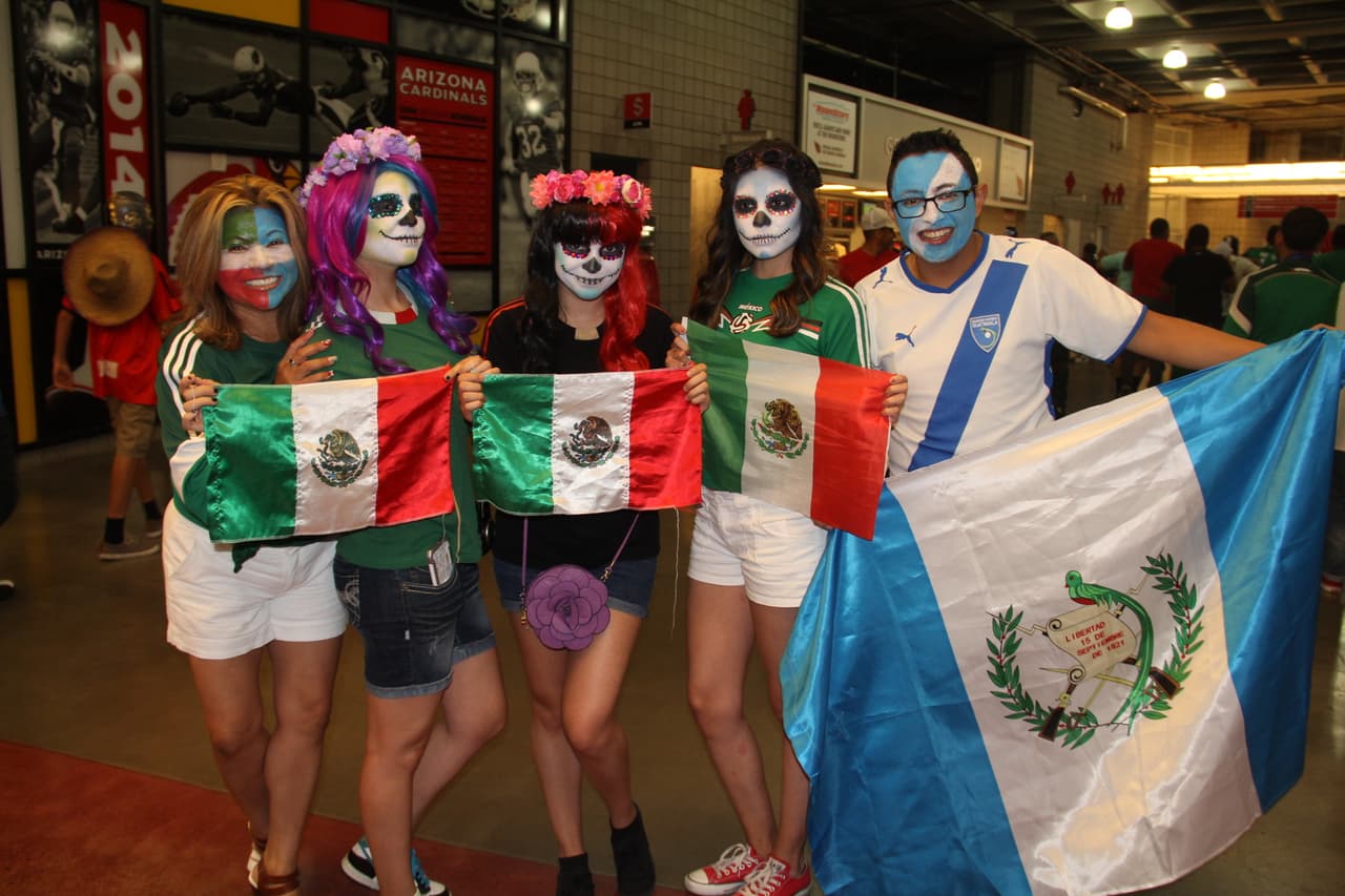 Dentro del estadio, los ánimos están por los cielos. Los fans mexicanos gritan a todo pulmón por su selección, pero también socializan y bromean con la afición guatemalteca en un ambiente de fiesta y camaradería.