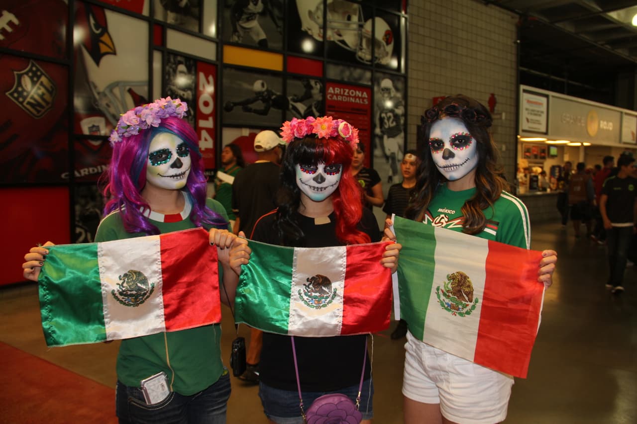 Dentro del estadio, los ánimos están por los cielos. Los fans mexicanos gritan a todo pulmón por su selección, pero también socializan y bromean con la afición guatemalteca en un ambiente de fiesta y camaradería.