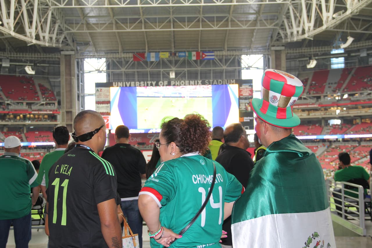 Dentro del estadio, los ánimos están por los cielos. Los fans mexicanos gritan a todo pulmón por su selección, pero también socializan y bromean con la afición guatemalteca en un ambiente de fiesta y camaradería.