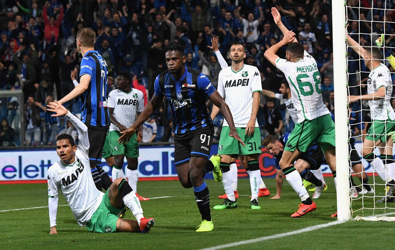 Al minuto 35' el colombiano Duván Zapata (centro) le dio el empate parcial al Atalanta, que con otros resultados aún se mantenía en la zona de Champions.