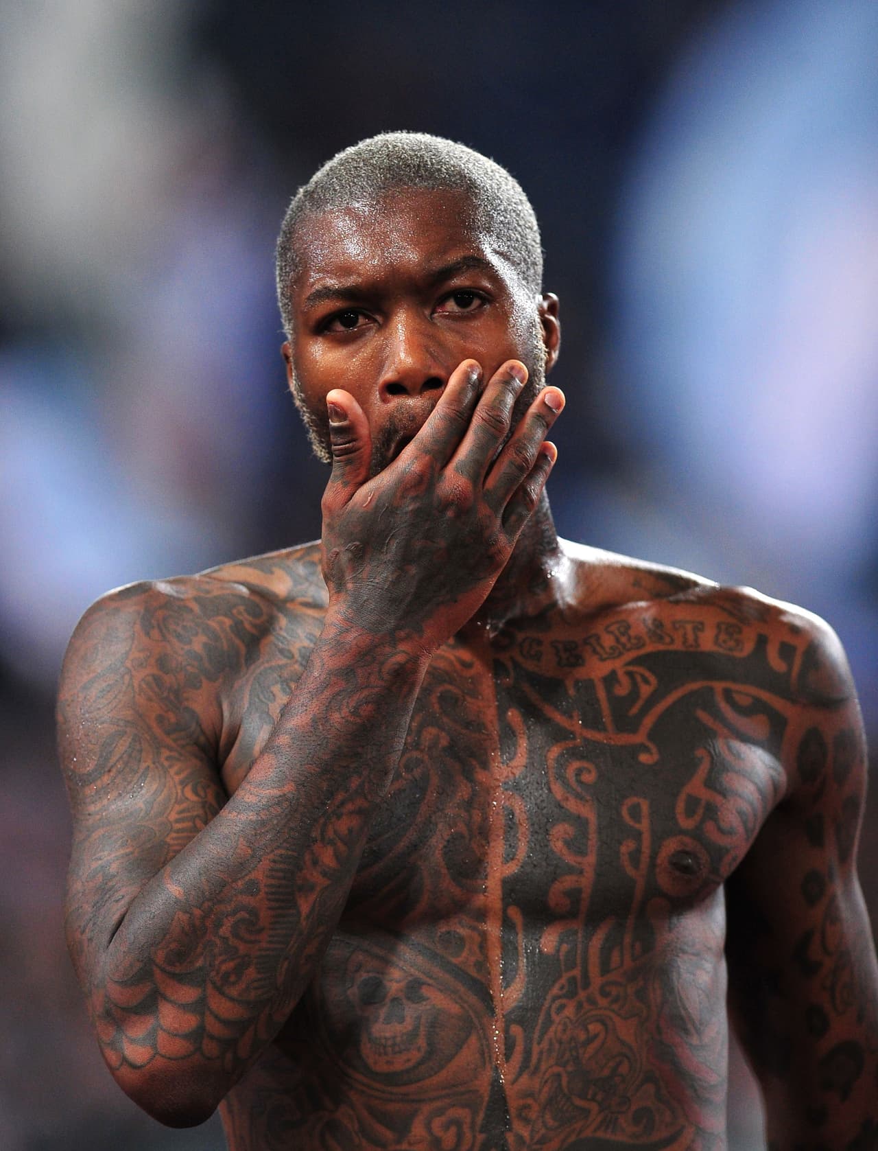 Dijibril Cissé tiene su cuerpo con más de 40 tatuajes con obras de arte antiguas, símbolos chinos, calaveras o flores silvestres. El francés también lleva en sus espalda dos grandes alas de ángel.